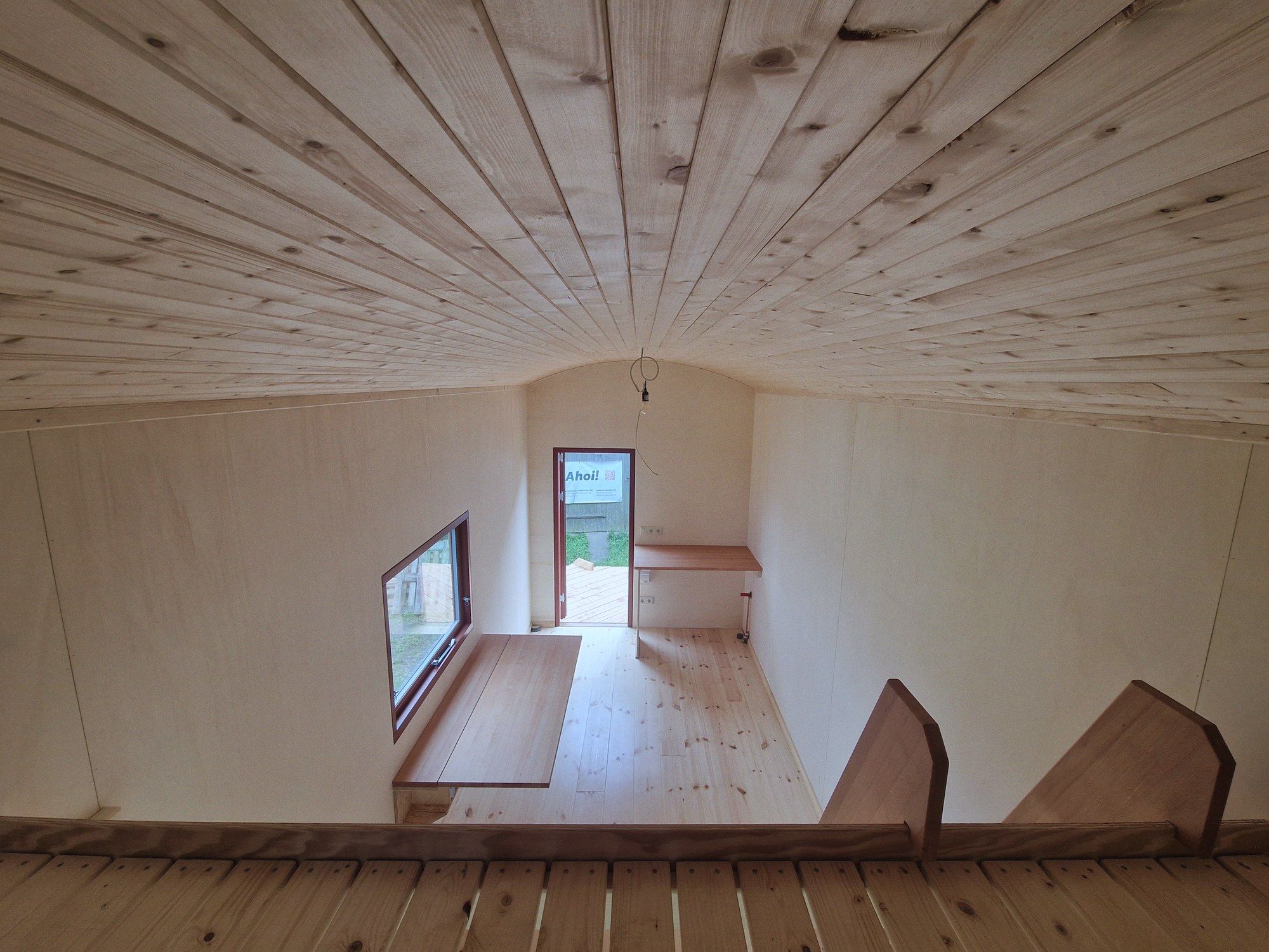 Blick von der Empore in den Wohnraum hinunter