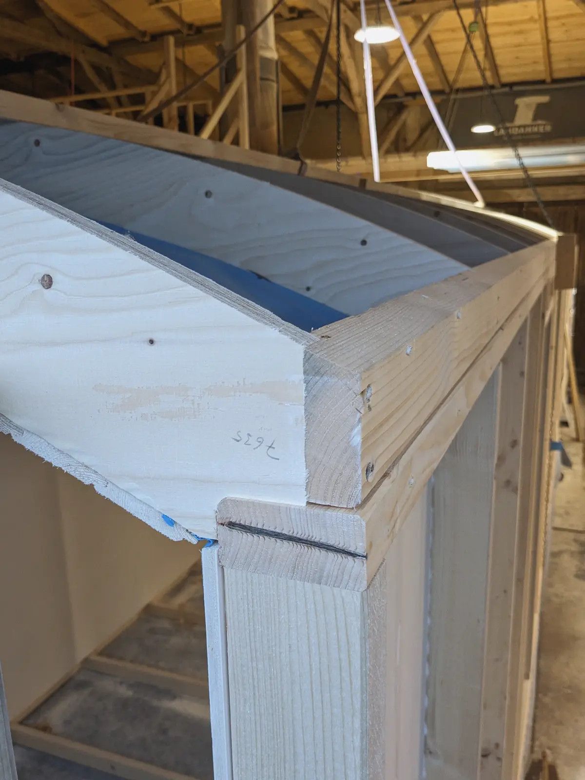 Ecke einer Dachschale aus Sperrholz und Kantholz in der Werkstatt