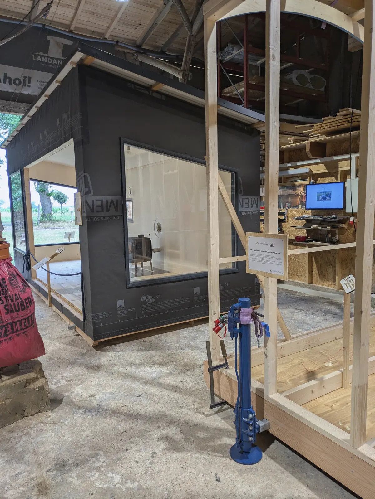 LandAnker im Bau mit schwarzer Fassadenbahn und großen Fenstern in der Werkstatt